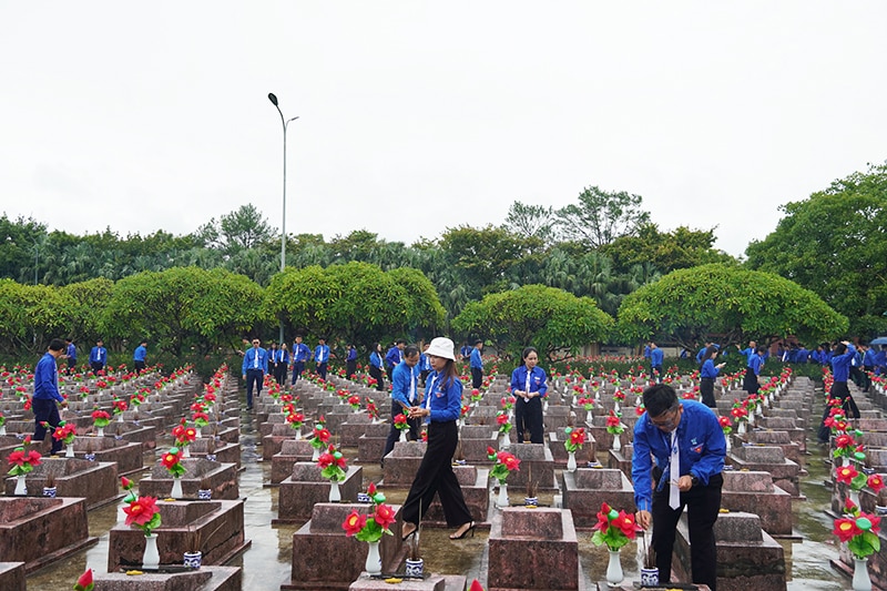 Các đại biểu dâng hương tại các phần mộ liệt sỹ tại Nghĩa trang liệt sỹ Ba Dốc.