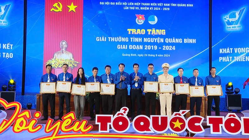 Trao tanwgj giải thưởng thanh niên tình nguyện Quảng Bình giai đoạn 2019-2024.