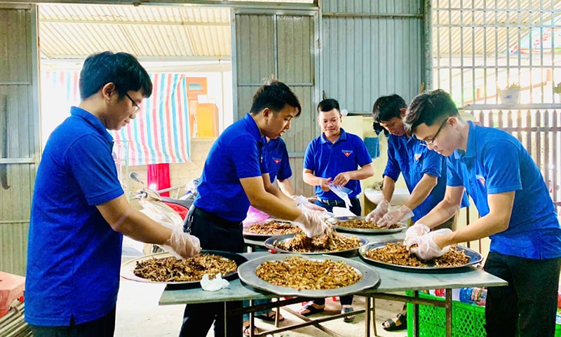 Đoàn viên, thanh niên huyện Quảng Ninh tình nguyện đến với các địa phương thuộc Tỉnh Thái Nguyên, giúp người dân địa bàn khắc phục hậu quả của mưa, lũ.