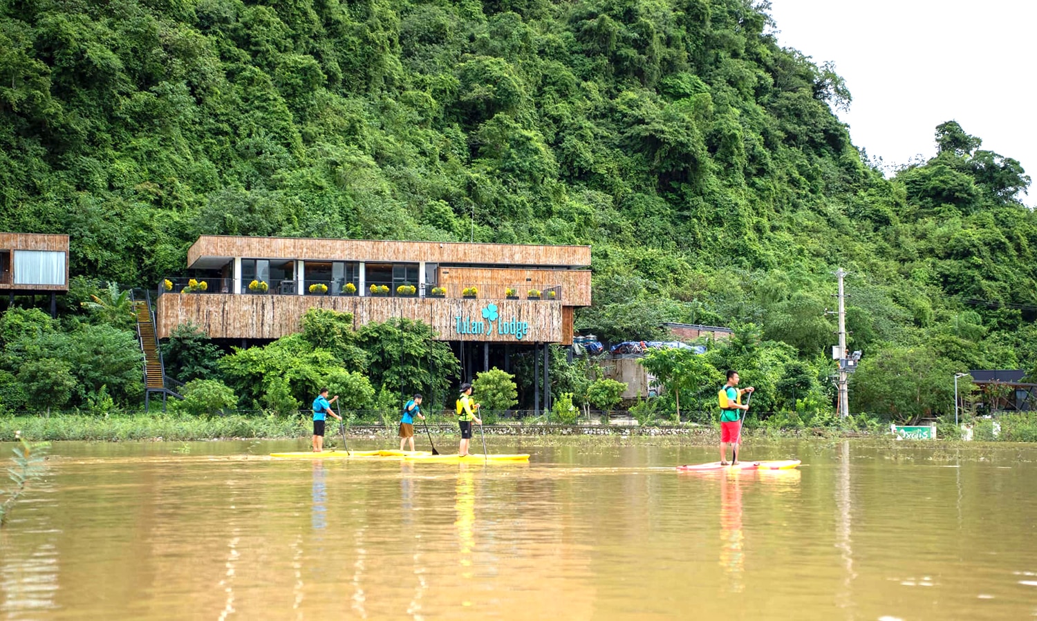 Chèo thuyền khám phá Tân Hóa trong những ngày mưa lũ. 