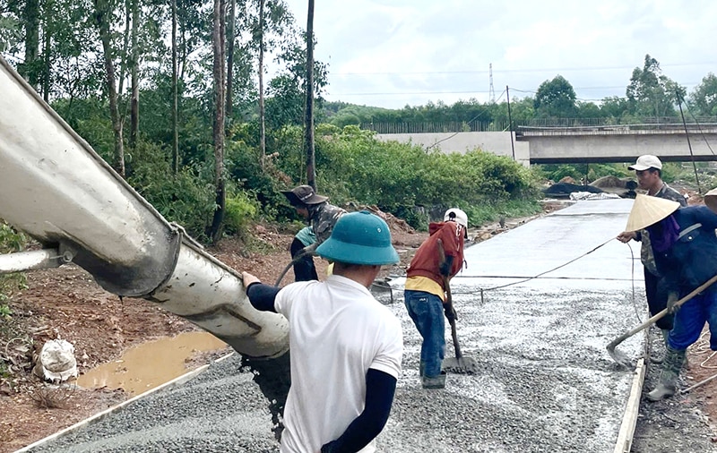 Công trình kè chống sạt lở xã Hiền Ninh-Trường Xuân (Quảng Ninh) đang được bê tông đỉnh kè.