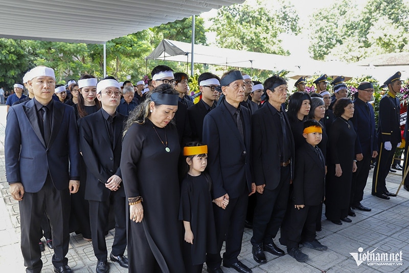 Các con, cháu và gia đình bà Đặng Bích Hà vào viếng.