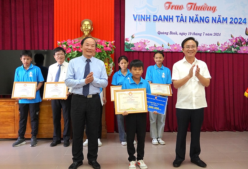  Trà Phạm Tệp đính kèm 18:46 Th 5, 26 thg 9 (3 ngày trước) đến tôi  1.    Phó Chủ tịch UBND tỉnh Hoàng Xuân Tân tặng hoa động viên đội ngũ làm công tác khuyến học của tỉnh.  2.     Phó Chủ tịch UBND tỉnh Hoàng Xuân Tân trao thưởng cho các cá nhân đạt thành tích cao trên các lĩnh vực năm 2024.