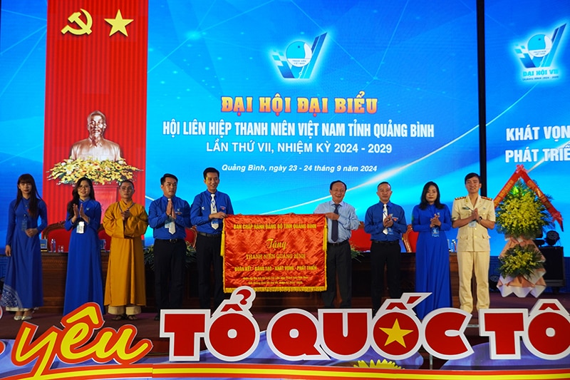 Đồng chí Phó Bí thư Thường trực Tỉnh ủy Trần Hải Châu tặng đại hội bức trướng mang dòng chữ “Hội LHTN Việt Nam tỉnh Quảng Bình- Đoàn kết- Sáng tạo- Khát vọng- Phát triển”. 