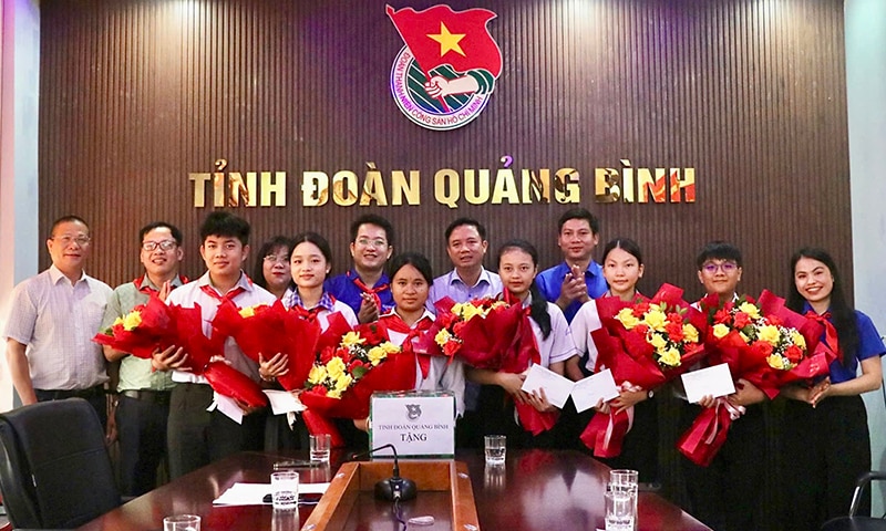 Đại diện lãnh đạo Tỉnh đoàn và Sở LĐ-TB-XH tặng quà cho các đại biểu.