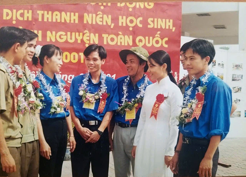 Tuyên dương các tình nguyện viên tiêu biểu tham gia  "Chiến dịch thanh niên, học sinh, sinh viên tình nguyện ", năm 2001. Ảnh: Tư liệu