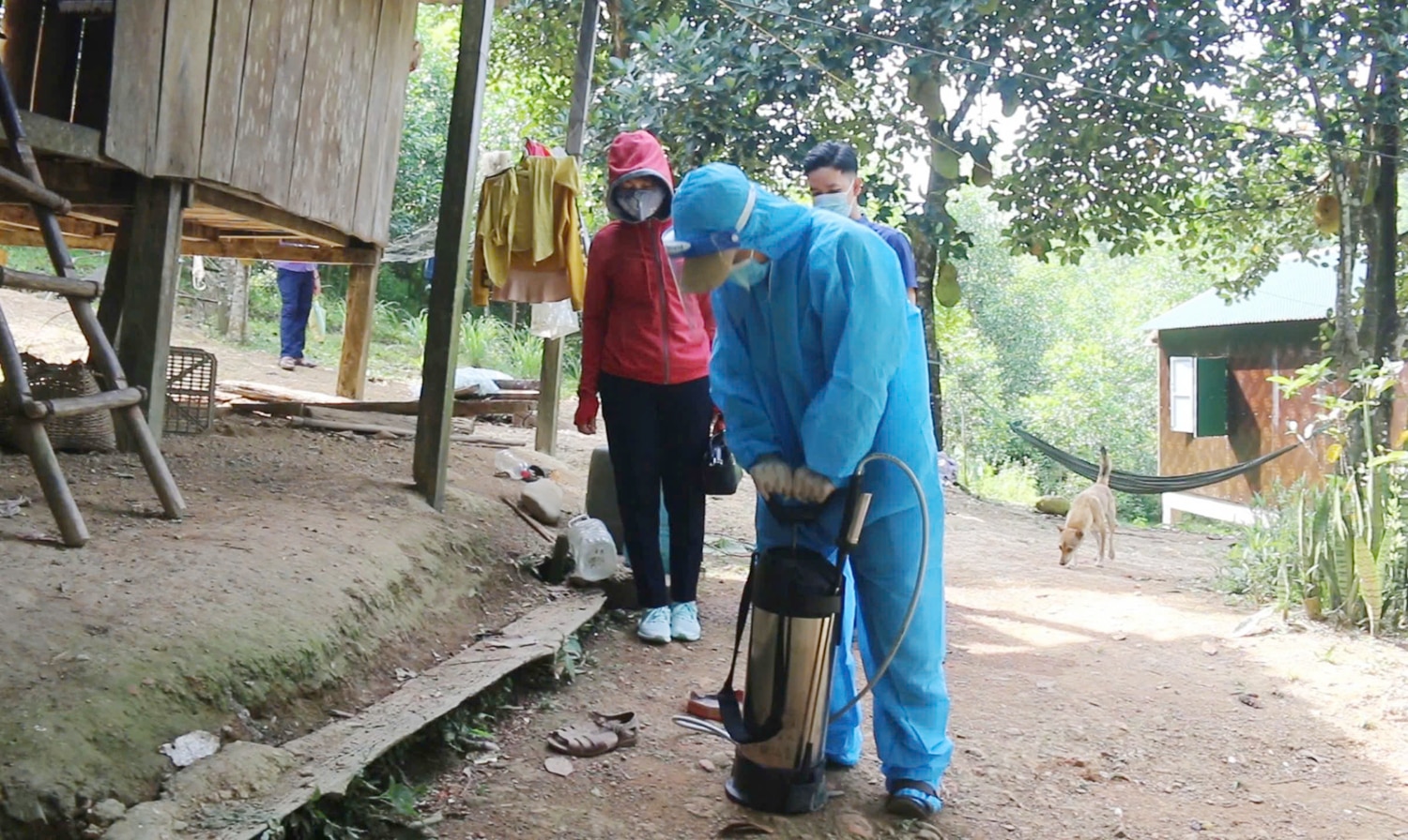 Hàng năm người dân sống trong vùng sốt rét lưu hành được bảo vệ bằng hóa chất diệt muỗi.