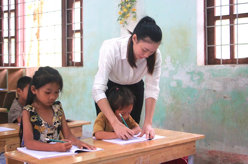 Cô giáo Đinh Thị Thu Hằng, dạy tăng cường tiếng Việt cho học sinh người Rục, người Sách ở Trường TH-THCS Thượng Hóa.