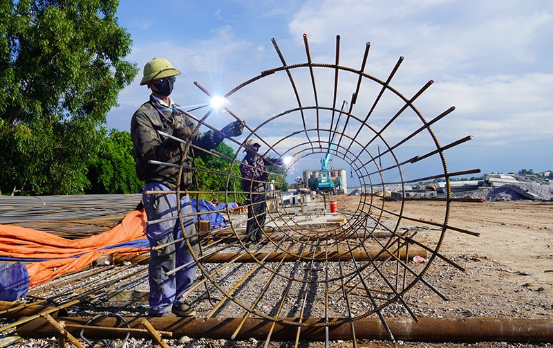 Công nhân hàn khung sắt để đúc ống bi làm nền móng kè.