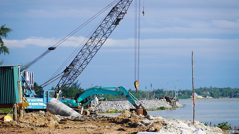 Nhà thầu Tập đoàn Sơn Hải đang thi công móng cọc tuyến kè.