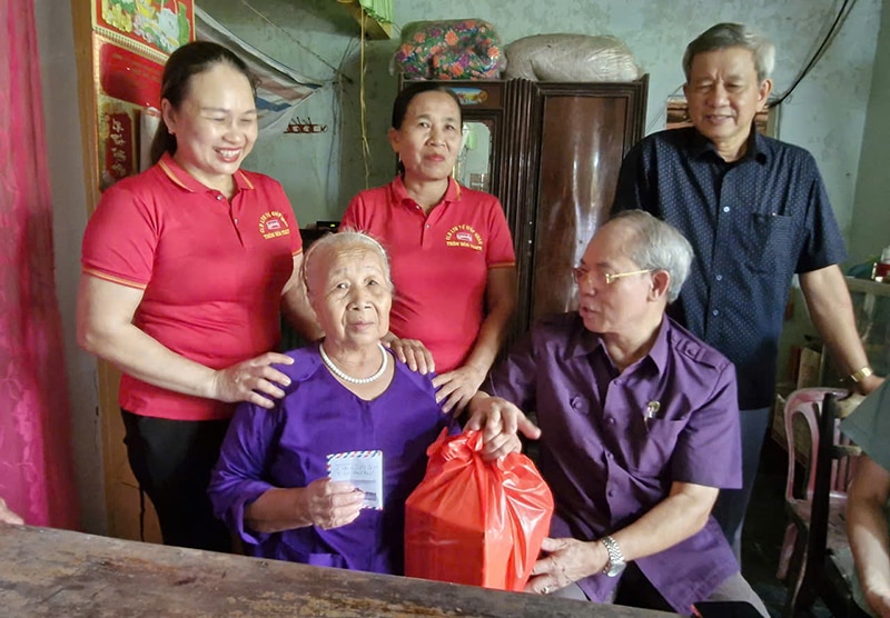 Hội Người cao tuổi tỉnh thăm và tặng quà cho hội viên có hoàn cảnh khó khăn.