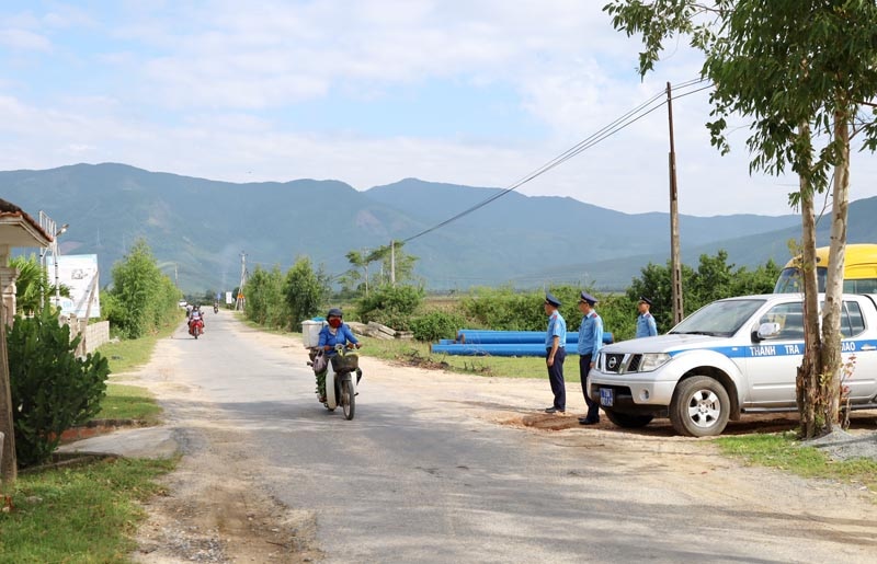 Lực lượng Thanh tra Giao thông túc trực tại gần cầu sông Thai để giám sát tải trọng, hướng dẫn người, phương tiện lưu thông qua cầu được an toàn