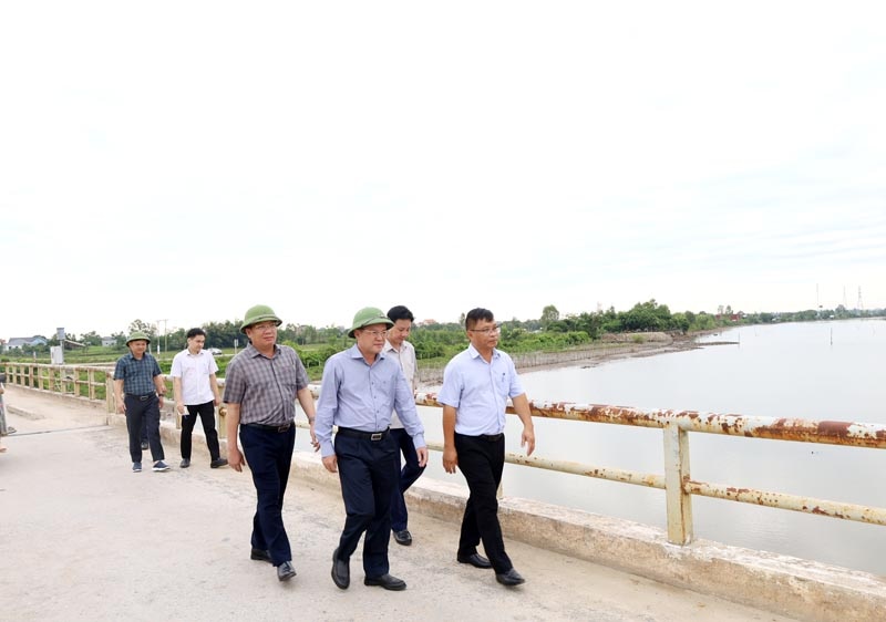 Phó Chủ tịch UBND tỉnh cùng đoàn kiểm tra đi xem xét từng vị trí hư hỏng, xuống cấp ở cầu sông Thai 