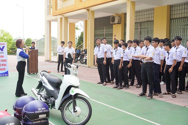 Học sinh được hướng dẫn kỹ năng lái xe an toàn