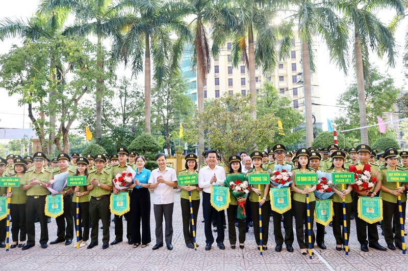 Đồng chí Trần Quốc Tuấn, Tỉnh ủy viên, Giám đốc Sở NN và PTNT tặng hoa chúc mừng các đội tuyển tham gia thi đấu tích cực, khách quan, trung thực và gặt hái được thành tích cao.