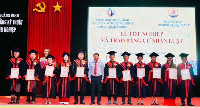 Trao giấy khen cho các sinh viên có thành tích xuất sắc trong học tập và rèn luyện.