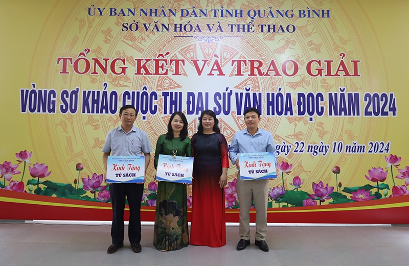 Thư viện tỉnh trao tặng tủ sách cho Trường tiểu học Hải Đình, Trường THCS Đồng Hải (TP. Đồng Hới) và UBND xã Hàm Ninh (Quảng Ninh).