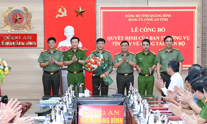 Tập thể Ban Thường vụ Đảng ủy Công an tỉnh tặng hoa chúc mừng đồng chí đại tá Nguyễn Thanh Liêm.