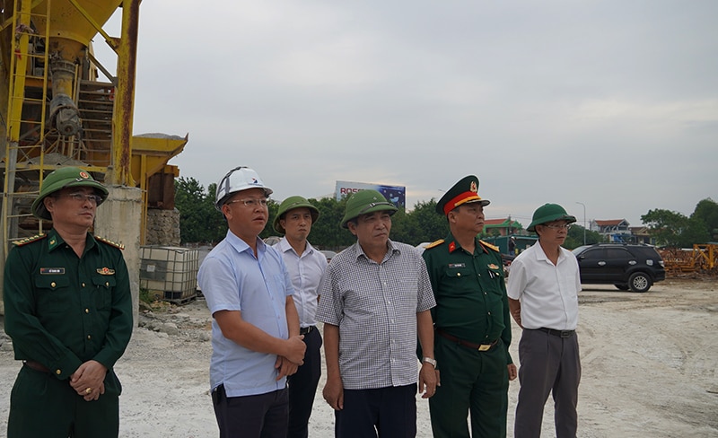 3. Đồng chí Phó Chủ tịch Thường trực UBND tỉnh Đoàn Ngọc Lâm Khu kiểm tra công tác ứng phó thiên tai tại Dự án thành phần 2 - Cầu Nhật Lệ 3 và đường 2 đầu cầu.