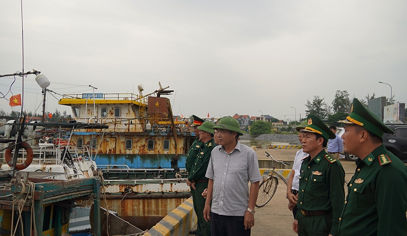 Đồng chí Phó Chủ tịch Thường trực UBND tỉnh Đoàn Ngọc Lâm kiểm tra tại Khu neo đậu tránh trú bão tại Cừa Phú, xã Bảo Ninh (TP.Đồng Hới).