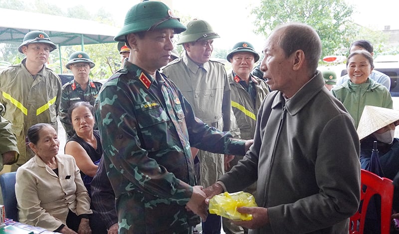 Đồng chí Trung tướng Hà Thọ Bình, Tư lệnh Quân khu 4 và đồng chí Chủ tịch UBND tỉnh Trần Thắng thăm hỏi tình hình sức khỏe, đời sống của nhân dân vùng lũ Lệ Thủy.