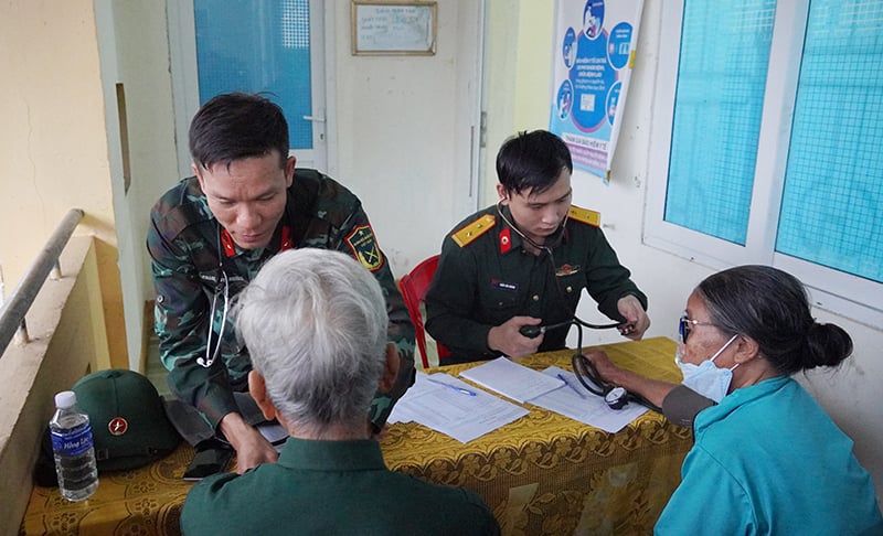 6. Lực lượng quân y Quân khu 4 triển khai thăm khám, cấp phát thuốc chữa bệnh cho nhân dân vùng lũ.