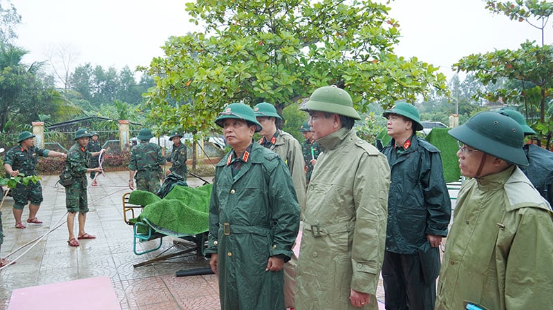 2. Đồng chí Trung tướng Hà Thọ Bình, Tư lệnh Quân khu 4 và đồng chí Chủ tịch UBND tỉnh Trần Thắng đến kiểm tra công tác hỗ trợ Trường mầm non xã Mai Thủy (huyện Lệ Thủy) làm vệ sinh trường lớp của cán bộ, chiến sỹ Bộ CHQS tỉnh.