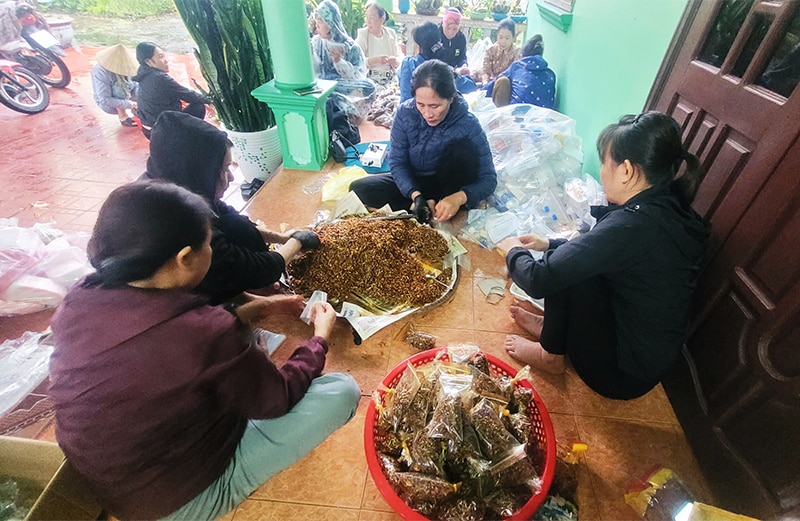 Chị em phụ nữ xã Quang Phú (TP. Đồng Hới) nấu suất cơm hỗ trợ đồng bào vùng mưa lũ.