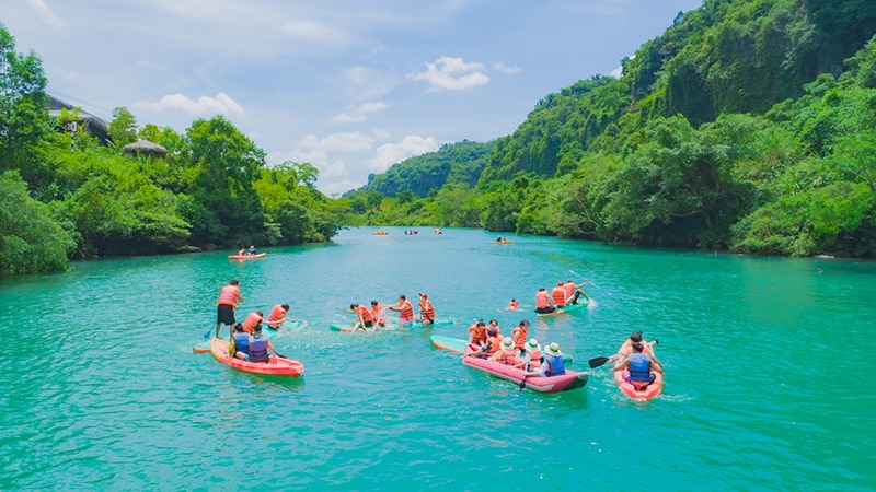 Khai thác các dịch vụ du lịch trên sông nhằm thu hút du khách.