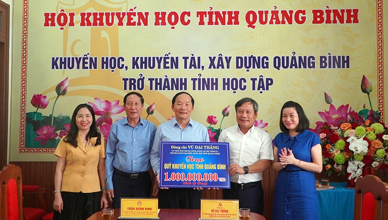 Đồng chí Bí thư Tỉnh ủy Vũ Đại Thắng và đồng chí Nguyễn Minh Tâm trao 1 tỷ đồng cho Hội Khuyến học tỉnh