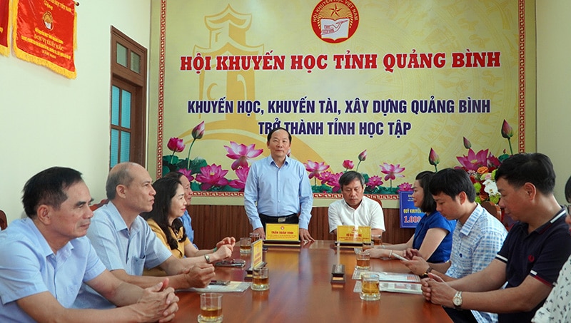 Đại diện lãnh đạo Hội Khuyến học tỉnh phát biểu tại buổi trao tặng.