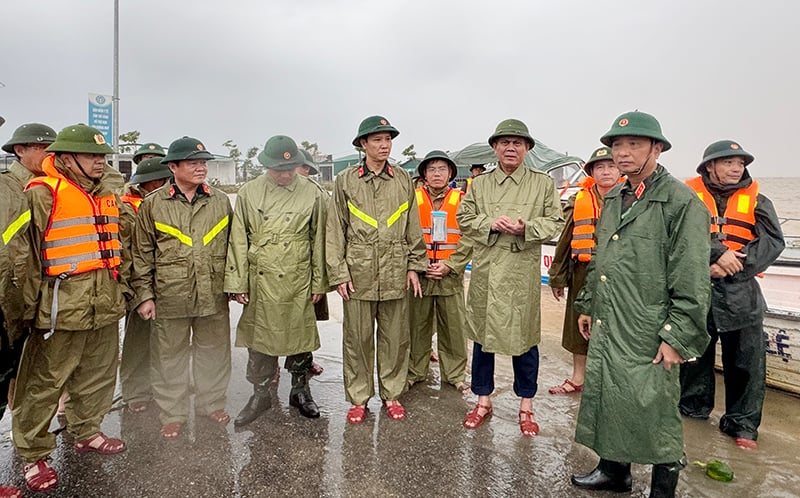 1. Đồng chí Trung tướng Hà Thọ Bình, Tư lệnh Quân khu 4 và đồng chí Chủ tịch UBND tỉnh Trần Thắng kiểm tra tình hình khắc phục hậu quả mưa lũ ở huyện Lệ Thủy.