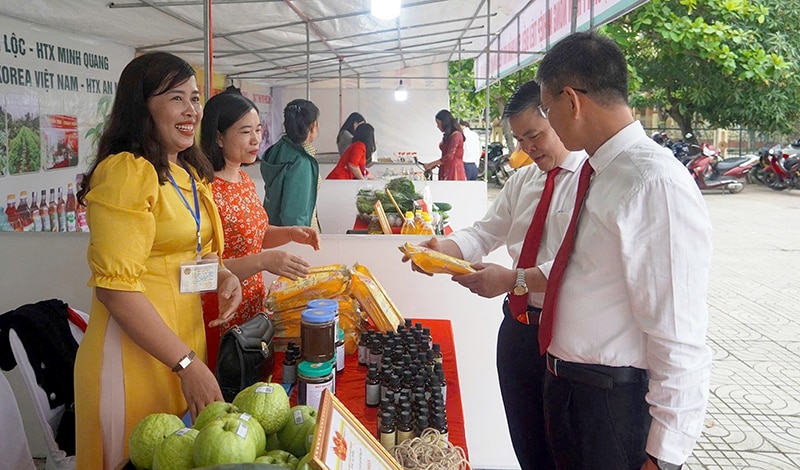 Huyện Bố Trạch tổ chức giới thiệu, trưng bày hàng hóa sản xuất trên địa bàn đến với người tiêu dùng.