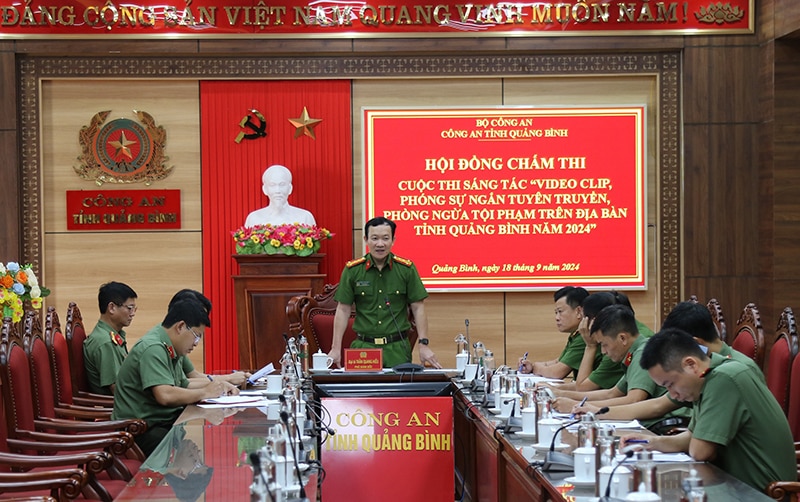 Đại diện lãnh đạo Công an tỉnh đánh giá chất lượng, nội dung các tác phẩm dự thi.