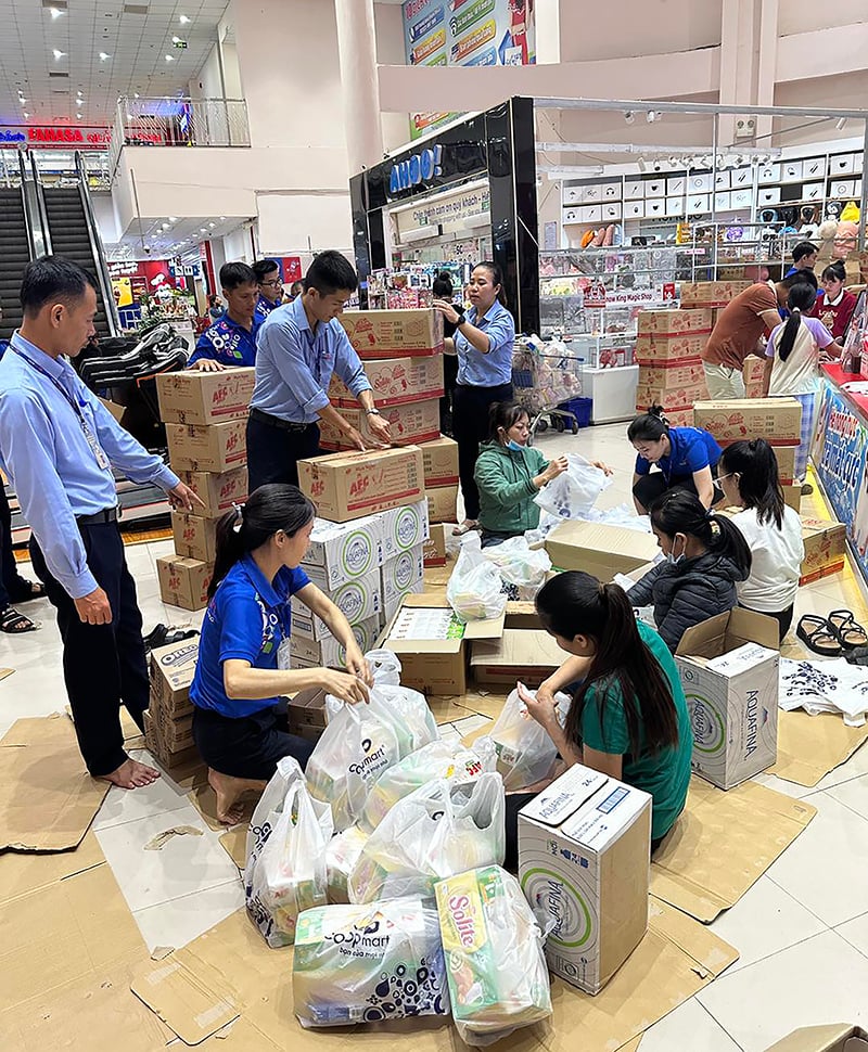 Cán bộ, nhân viên siêu thị Co.opmart Quảng Bình tập trung đóng gói hàng hoá kịp thời cho các đoàn cứu trợ vận chuyển về vùng lũ.