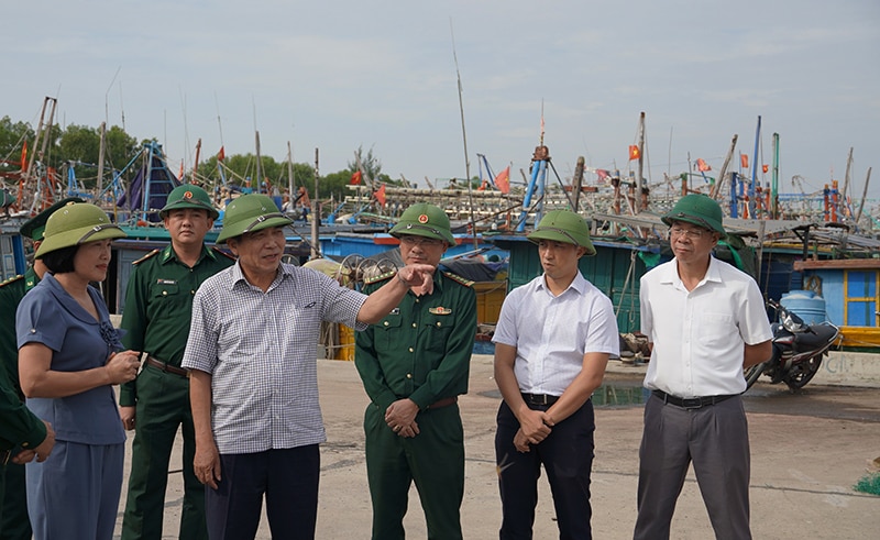 Đồng chí Phó Chủ tịch Thường trực UBND tỉnh Đoàn Ngọc Lâm kiểm tra tại Khu neo đậu tránh trú bão cho tàu cá Cửa Gianh (huyện Bố Trạch).