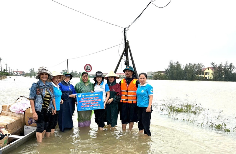 Phụ nữ phường Nam Lý (TP. Đồng Hới) hỗ trợ đồng bào vùng mưa lũ.