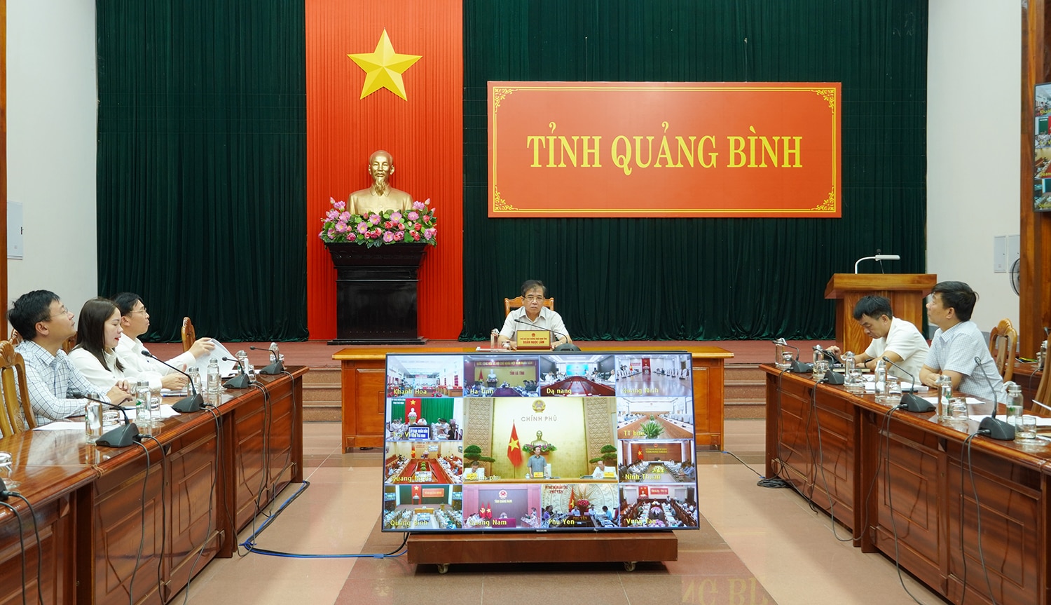 Đồng chí Phó Chủ tịch Thường trực UBND tỉnh Đoàn Ngọc Lâm và các đại biểu tham dự hội nghị tại điểm cầu tỉnh Quảng Bình.