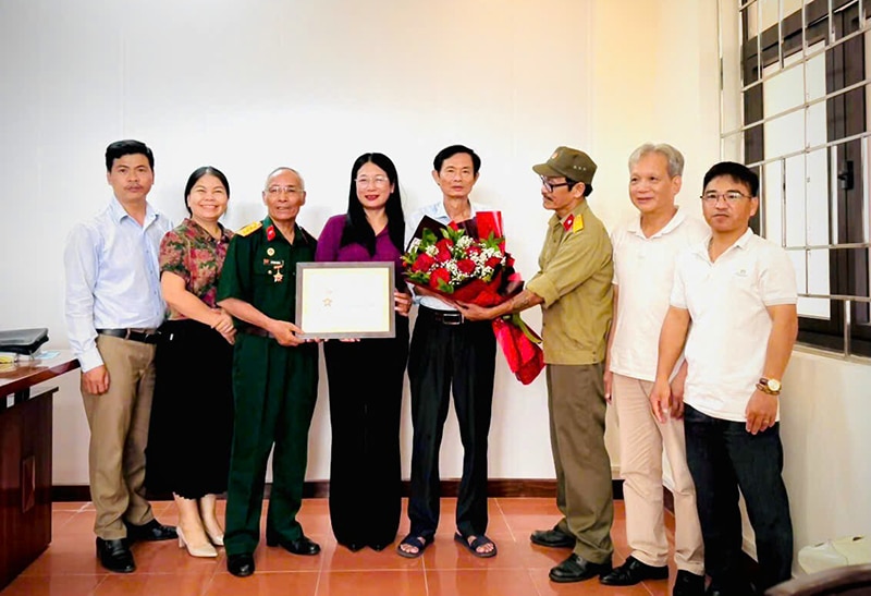 Đại diện Ban liên lạc cựu sinh viên-chiến sĩ Tăng thiết giáp tặng hoa, kỷ niệm chương cho lãnh đạo Sở LĐ-TB-XH và Phòng Người có công.