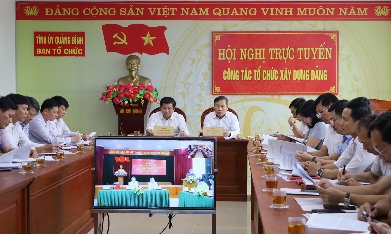  Đồng chí Bí thư Tỉnh ủy Vũ Đại Thắng và đồng chí Trưởng ban Tổ chức Tỉnh ủy Trần Vũ Khiêm tham dự hội nghị tại điểm cầu Quảng Bình.