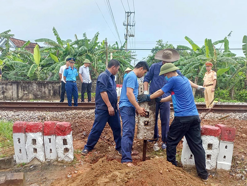 Lực lượng chức năng tiến hành đóng một lối đi tự mở qua đường sắt.