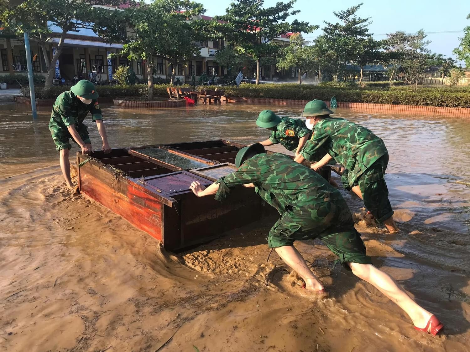 'Rốn lũ' Quảng Bình ngập ngụa trong bùn đất ảnh 3