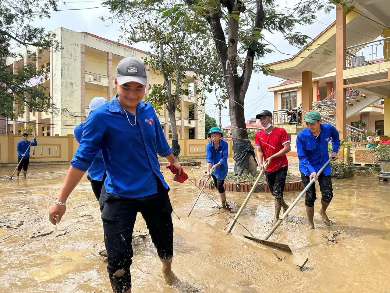 'Rốn lũ' Quảng Bình ngập ngụa trong bùn đất ảnh 7