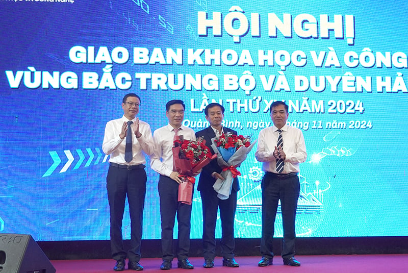 Đại diện lãnh đạo Bộ Khoa học-Công nghệ và UBND tỉnh Quảng Bình tặng hoa cho Sở Khoa học-Công nghệ Quảng Bình và đơn vị đăng cai 