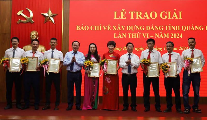 Đồng chí Phó Bí thư Thường trực Tỉnh ủy Trần Hải Châu và đồng chí Trưởng ban Tuyên giáo Tỉnh ủy Cao Văn Định trao giải A cho các nhóm tác giả.