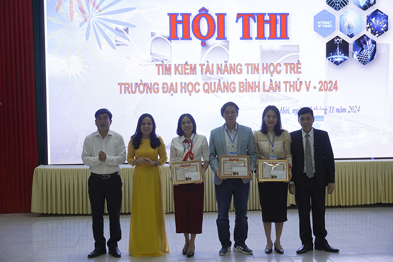 Ban Tổ chức trao các giải tập thể cho những đơn vị đạt giải