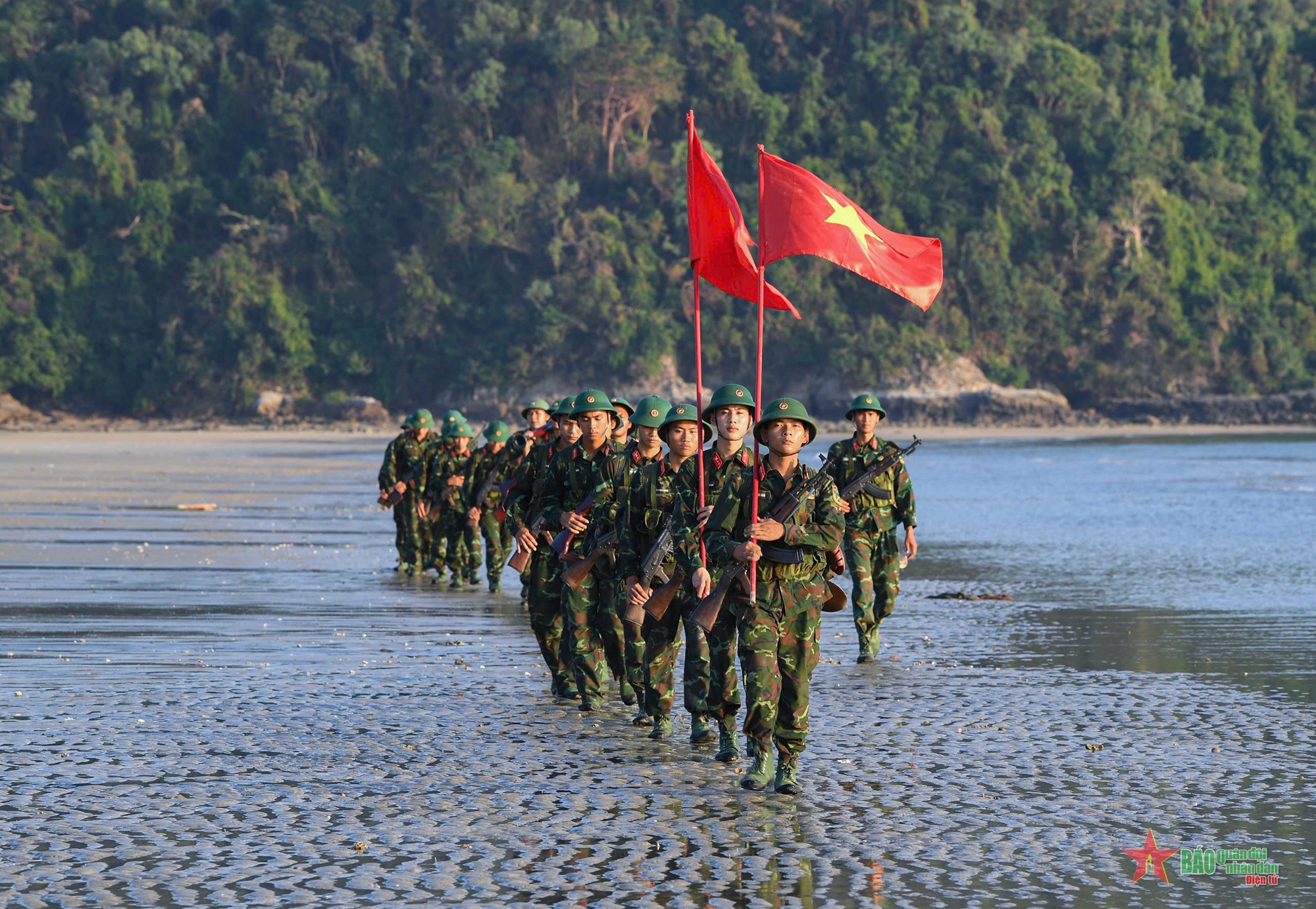 Sao vàng lấp lánh trên biển xanh