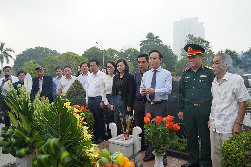 Đoàn công tác của tỉnh viếng mộ Thiếu tướng Hoàng Sâm 