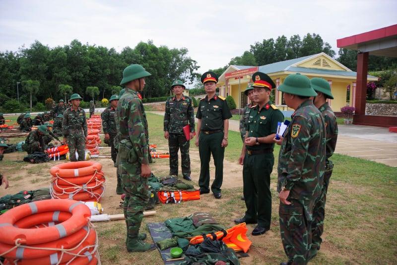 Đồng chí đại tá Đoàn Sinh Hòa, Ủy viên Ban Thường vụ Tỉnh ủy, Chỉ huy trưởng Bộ Chỉ huy Quân sự tỉnh báo động kiểm tra phòng, chống lụt bão tại Trung đoàn bộ binh 996.