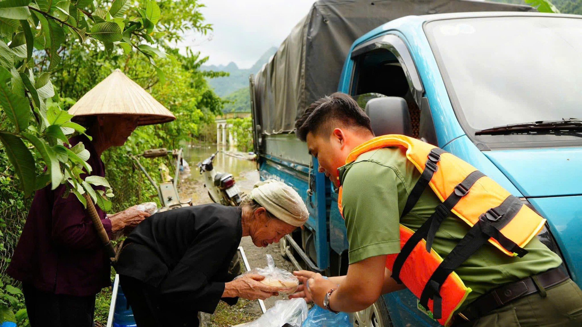 Kỳ 3: Sáng mãi tinh thần 'Lúc dân cần, lúc dân khó, có công an' ảnh 11